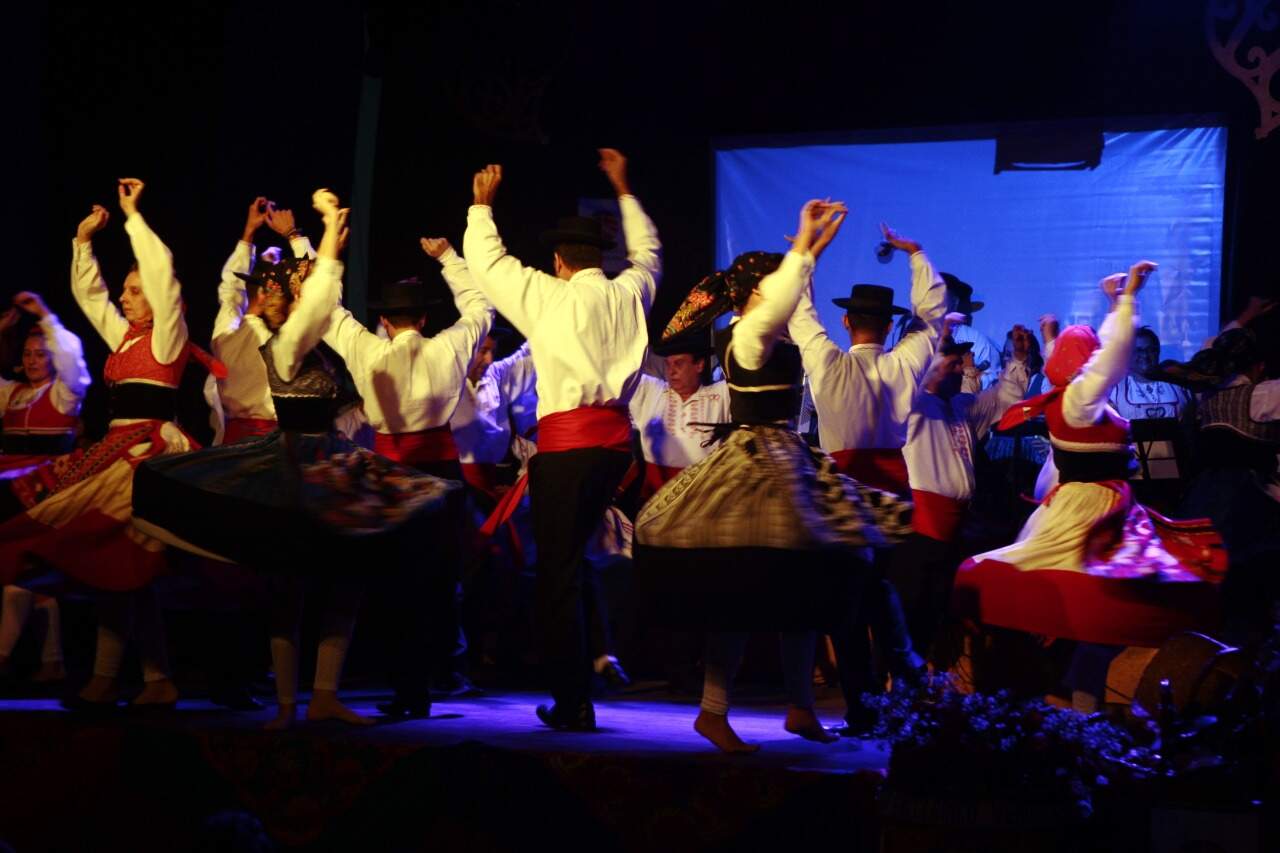 Entre 15h e 20h, seis grupos revezaram nas apresentações no Teatro Armênio Mendes, em Santos