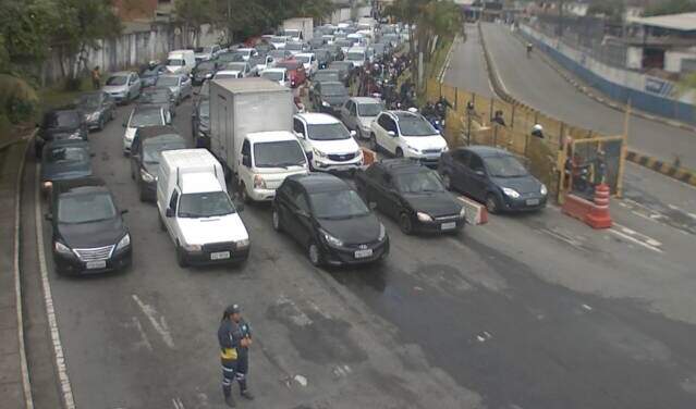Motoristas enfrentam demora na travessia de balsas entre Guarujá e Santos