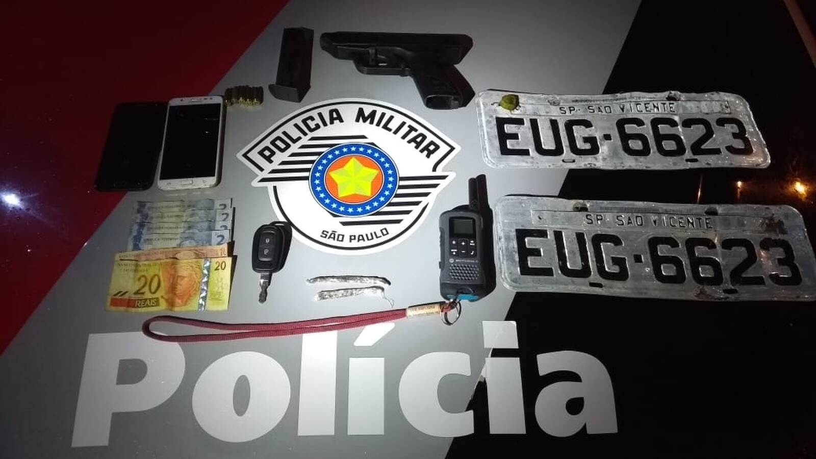 Policiais apreendaram uma pistola, rádio comunicador, dinheiro e celulares 