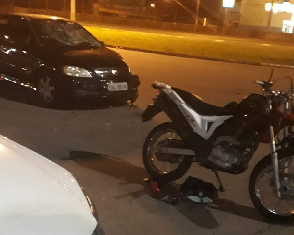 Colisão aconteceu no trevo de acesso ao bairro Agenor de Campos na noite de quarta-feira (16)