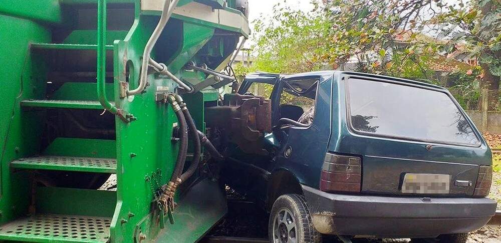 Motorista escapou ileso após carro ser atingido por trem em Cubatão