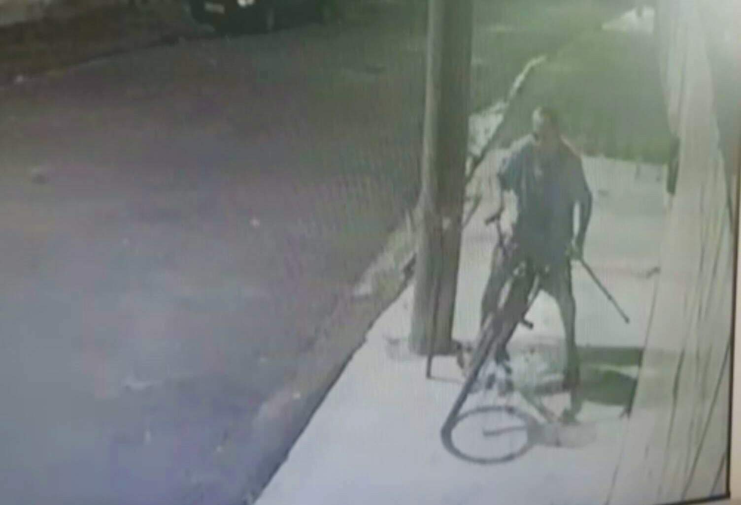 Após furtar bicicleta, idoso fugiu pedalando tranquilamente 