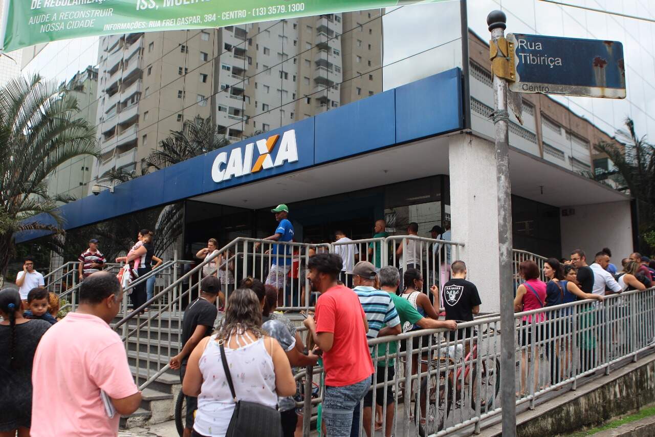 Em 2017, liberação do dinheiro das contas inativas do fundo levou milhões de brasileiros às agências