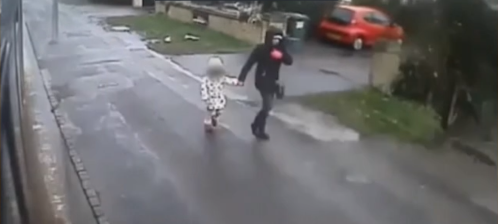 Câmeras de segurança mostraram mãe e filha chegando em casa antes do crime