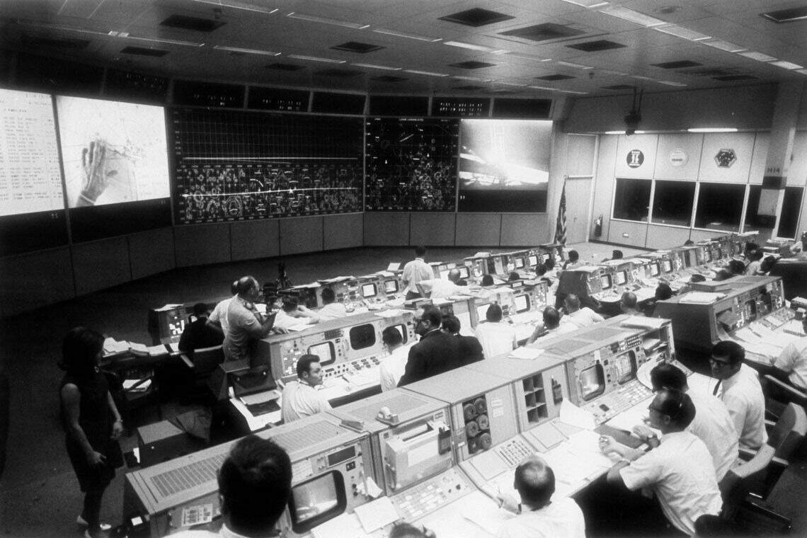 Sala de controle da NASA para monitorar os astronautas Michael Collins, Buzz Aldrin e Armstrong