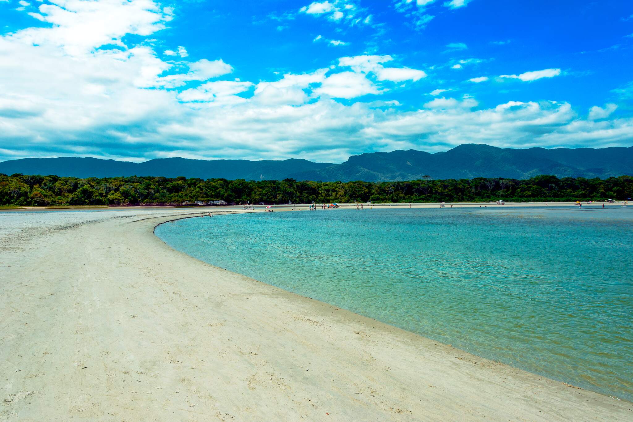 Praia de Itaguaré, em Bertioga, fica em uma área de proteção ambiental