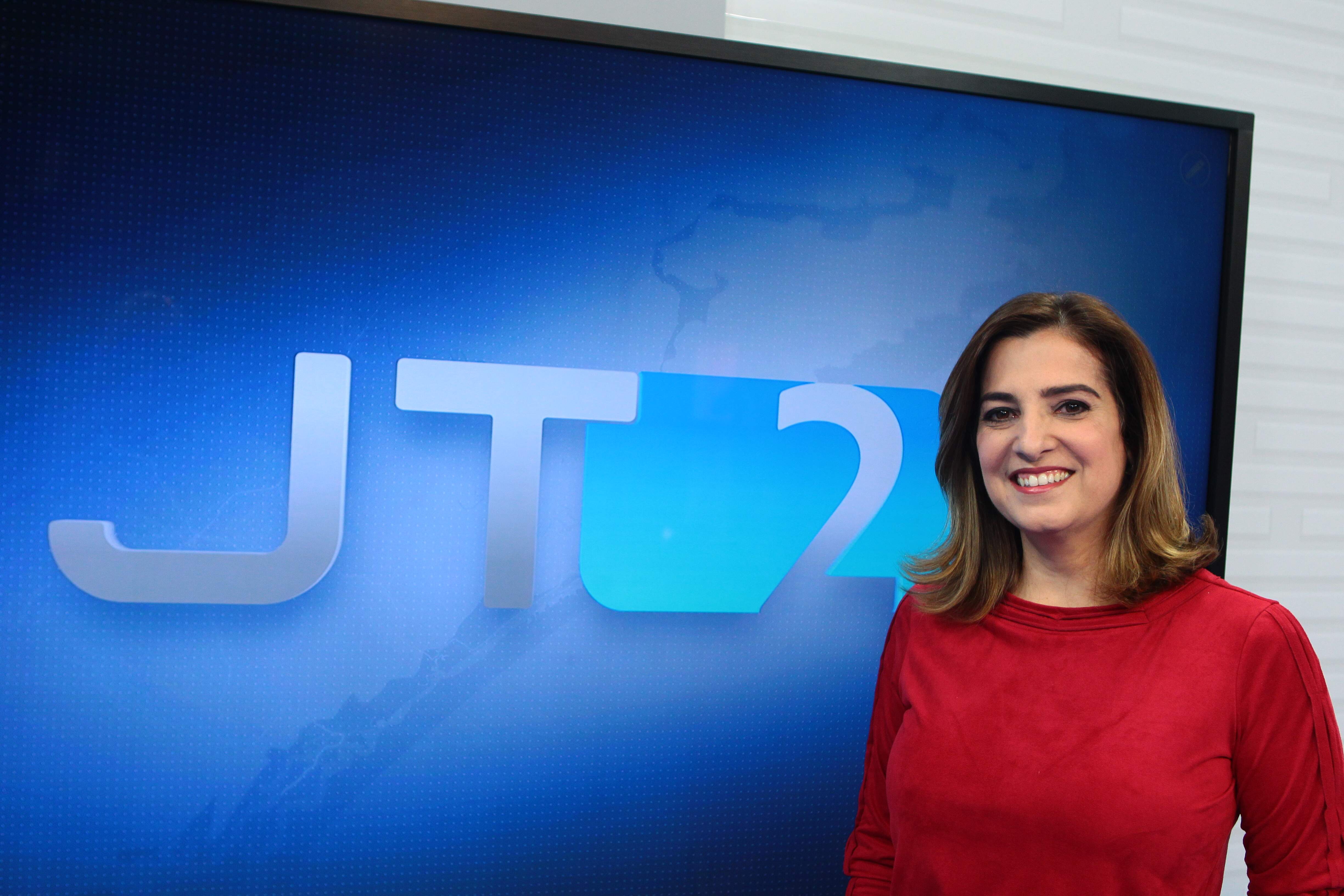 Melissa Paiva, apresentadora do JT2, está há 21 anos na TV Tribuna