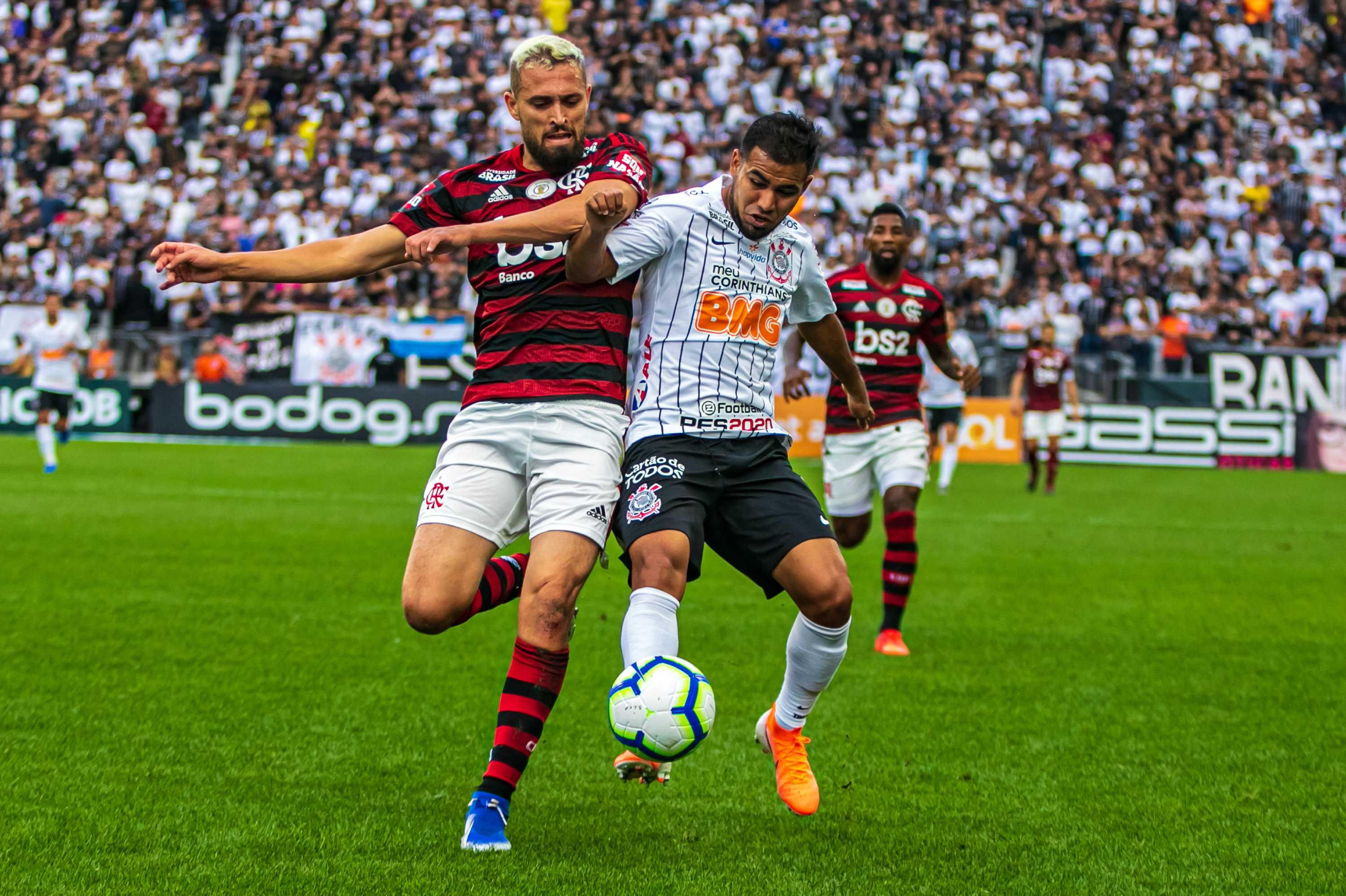 Léo Duarte, do Flamengo, e Sornoza, do Corinthians, disputam a bola durante clássico