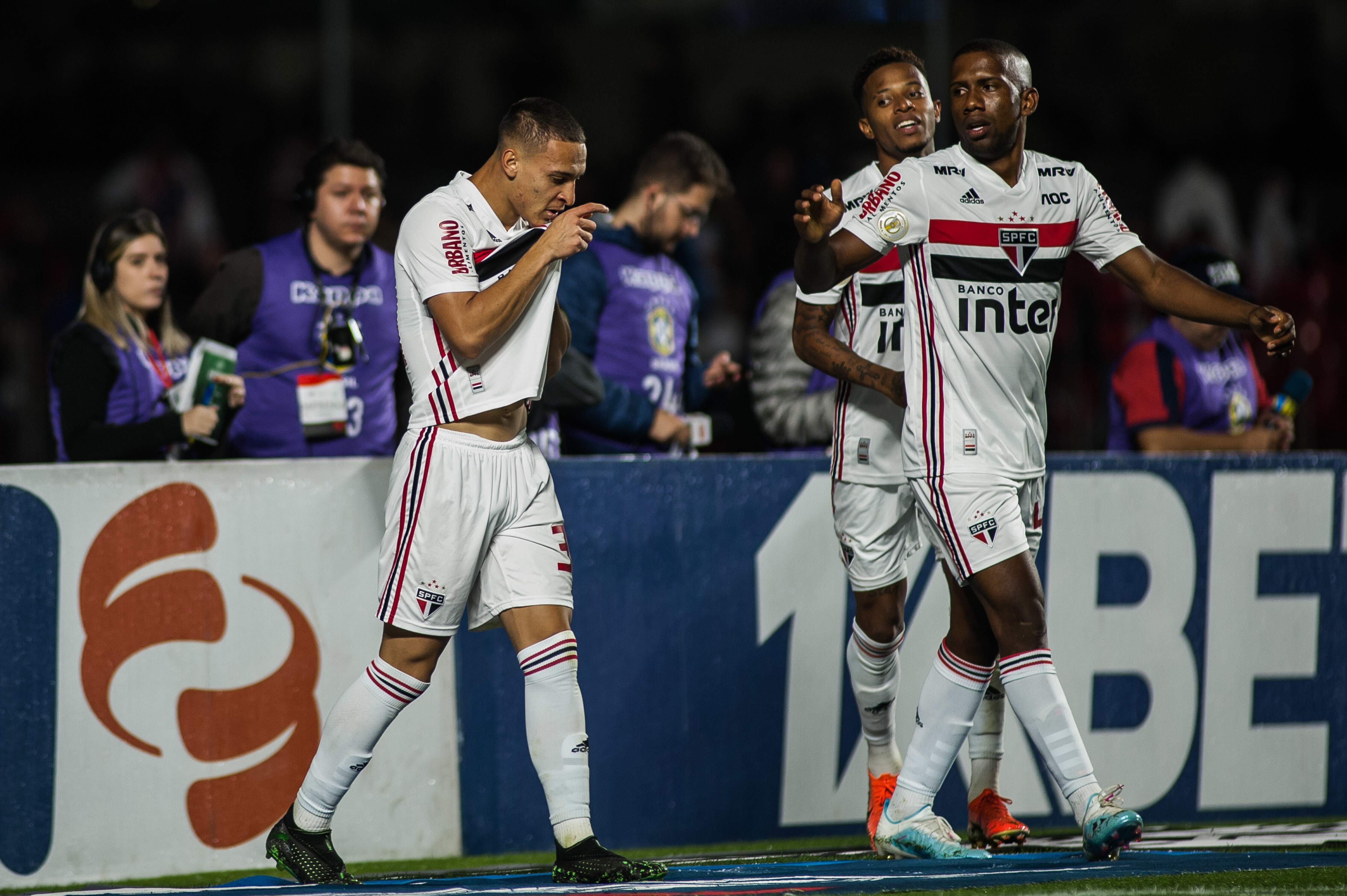 Com gols só no segundo tempo, São Paulo goleou a Chapecoense