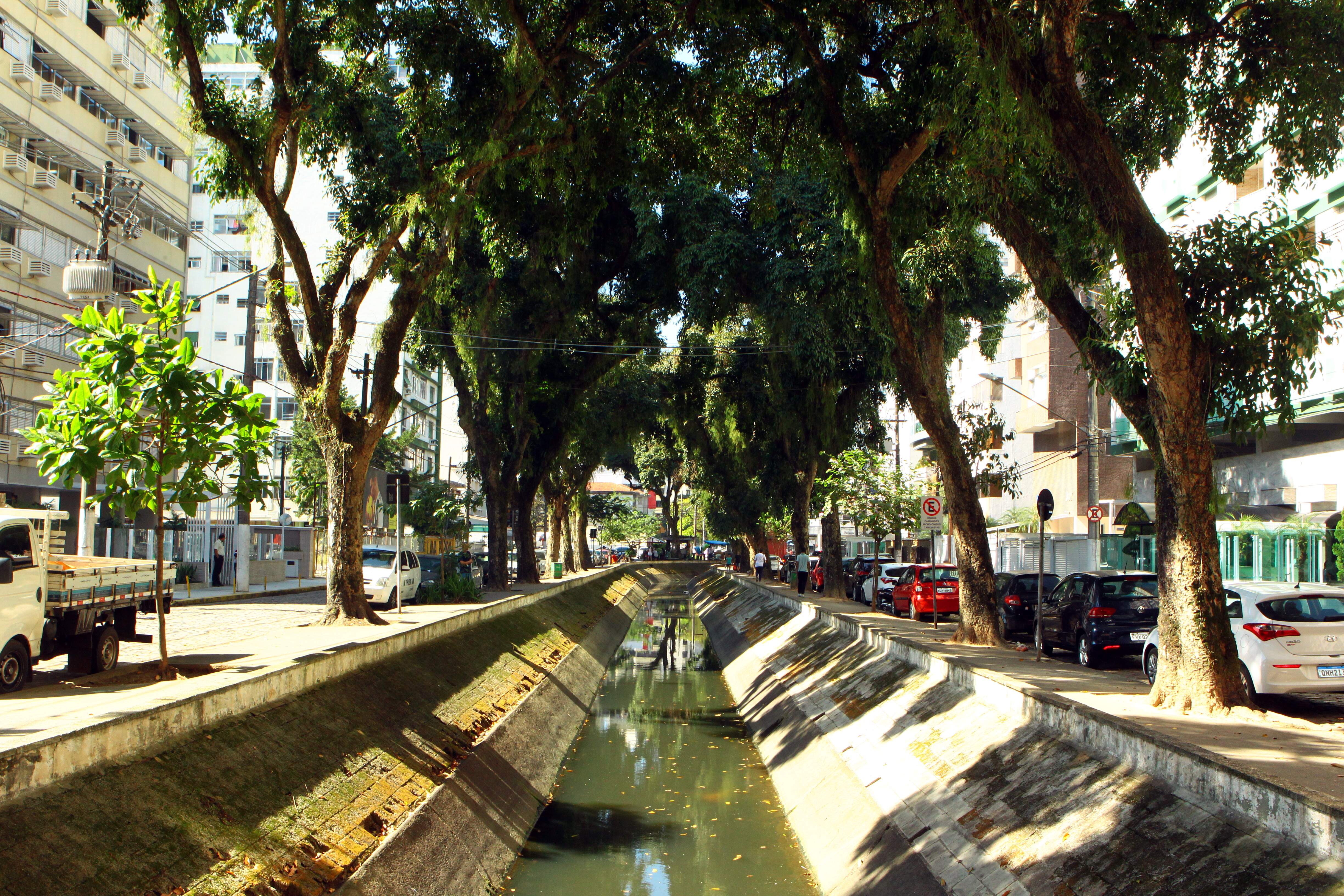 Segundo moradores, o assoreamento no Canal 1 bloqueia a água na Barão de Penedo