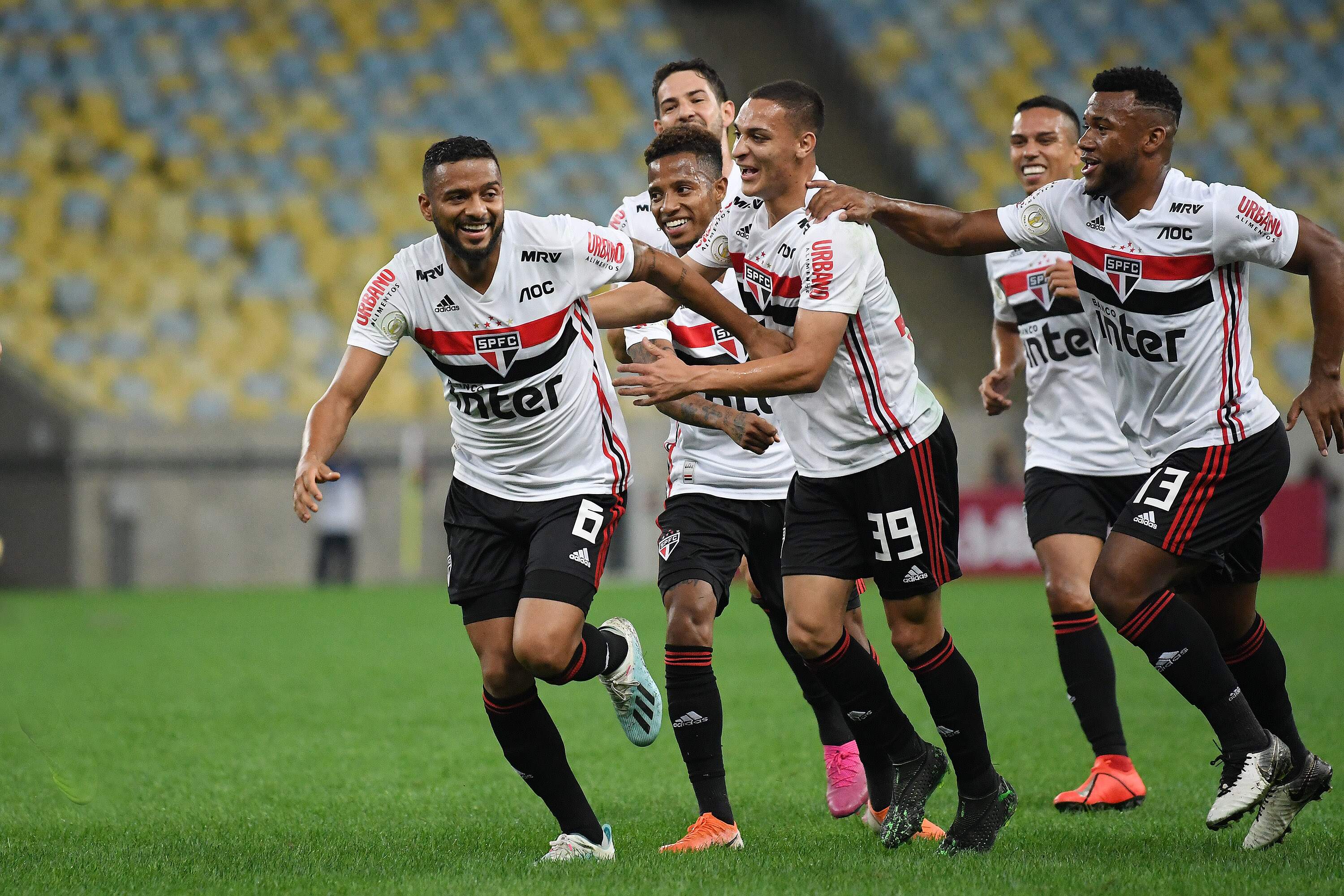 Reinaldo marcou os dois gols que deram a vitória para o São Paulo no Rio de Janeiro