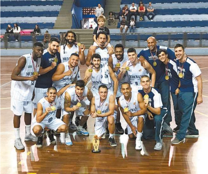 A equipe masculina de basquete de Santos ajudou no título geral