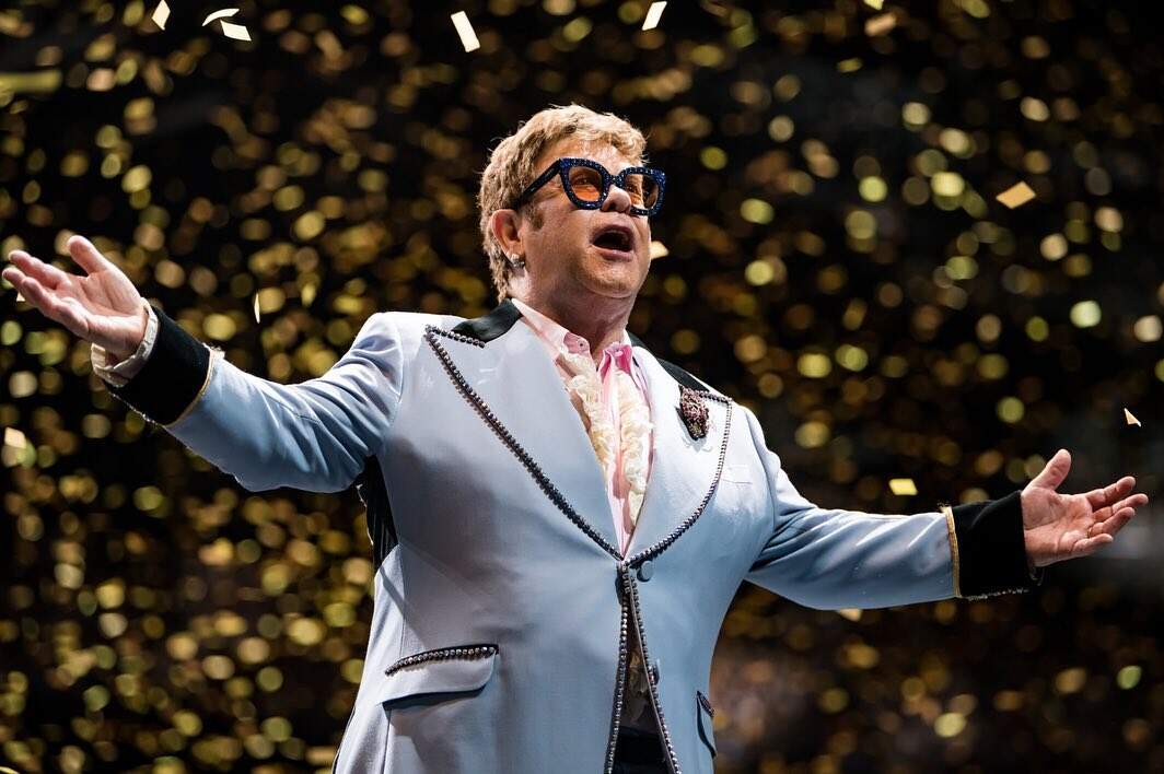 'Eternamente grato', diz Elton John ao celebrar 29 anos de sobriedade