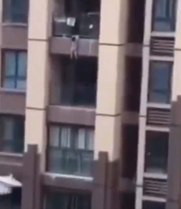 Menino caiu do 6º andar de um prédio na China 
