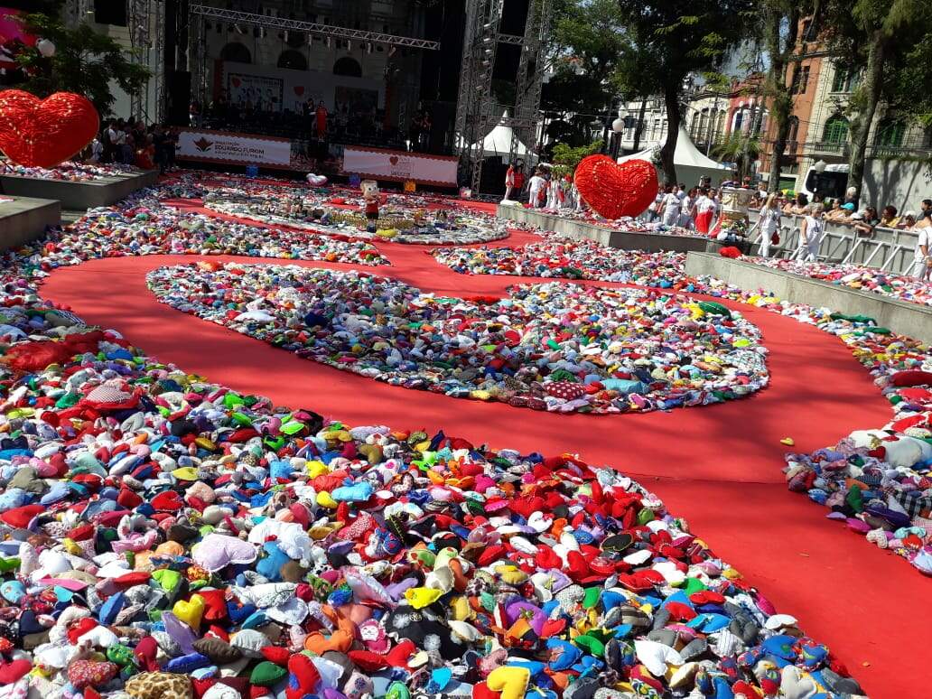 Ação de Coração reúne centenas de pessoas na Praça Mauá, em Santos