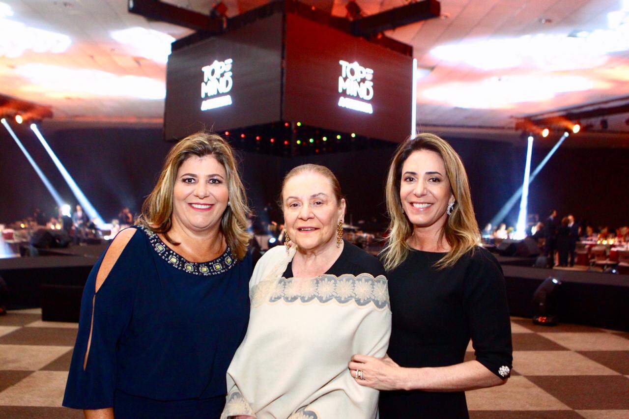 Renata Santini Cypriano, Regina Clemente Santini e Flávia Clemente Santini ficaram felizes em coroar as empresas 