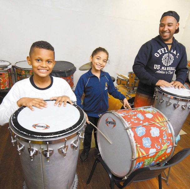 Crianças aprendem instrumentos no Instituto Arte no Dique, na comunidade da Vila Gilda, em Santos