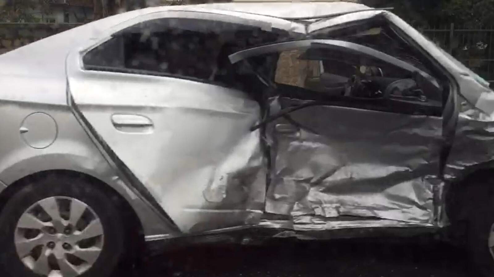 Lateral de veículo ficou destruída após invadir pista contrária e ser atingido por outro carro