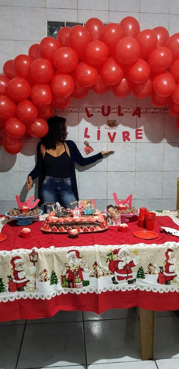 Gleyce fez festa de aniversário com o lema 'Lula Livre'
