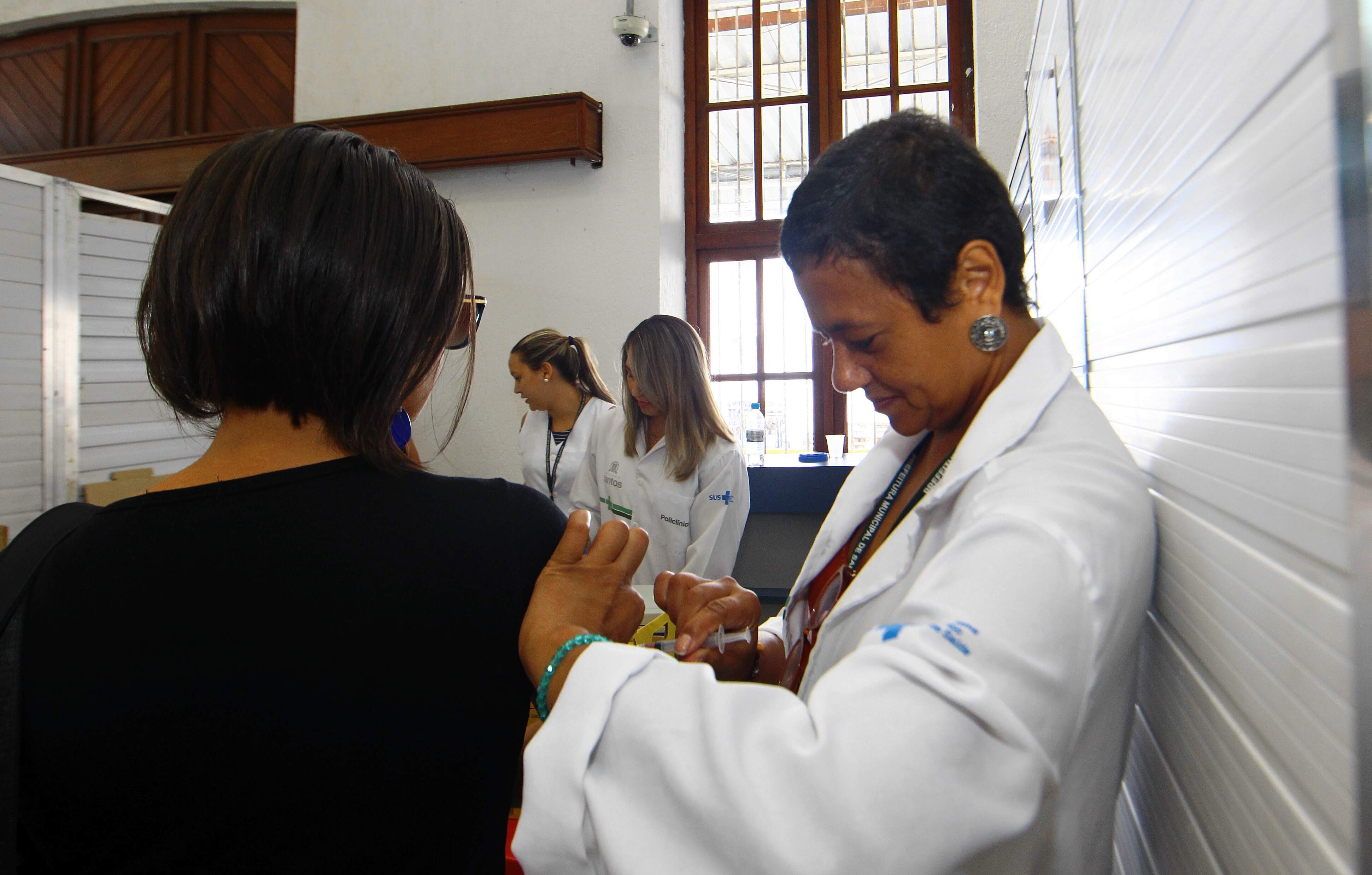 Santos já registrou sete casos confirmados da doença e realizou bloqueios vacinais em vários bairros