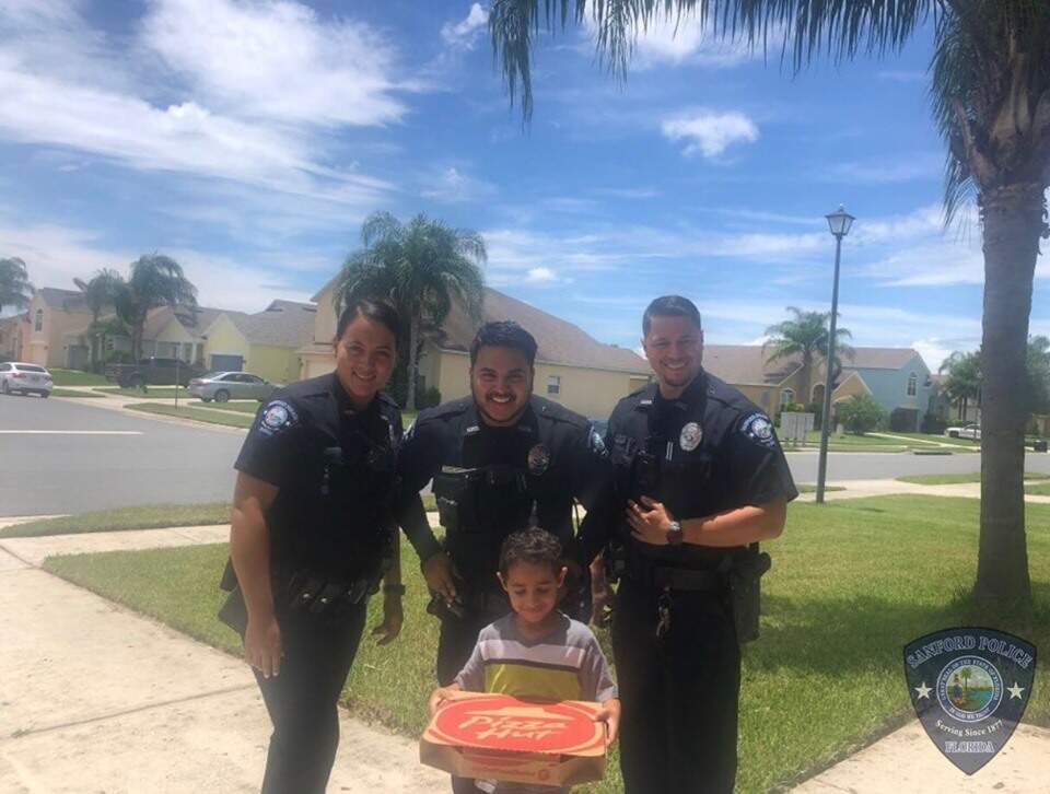 Garoto de cinco anos liga para a polícia para pedir pizza, nos EUA