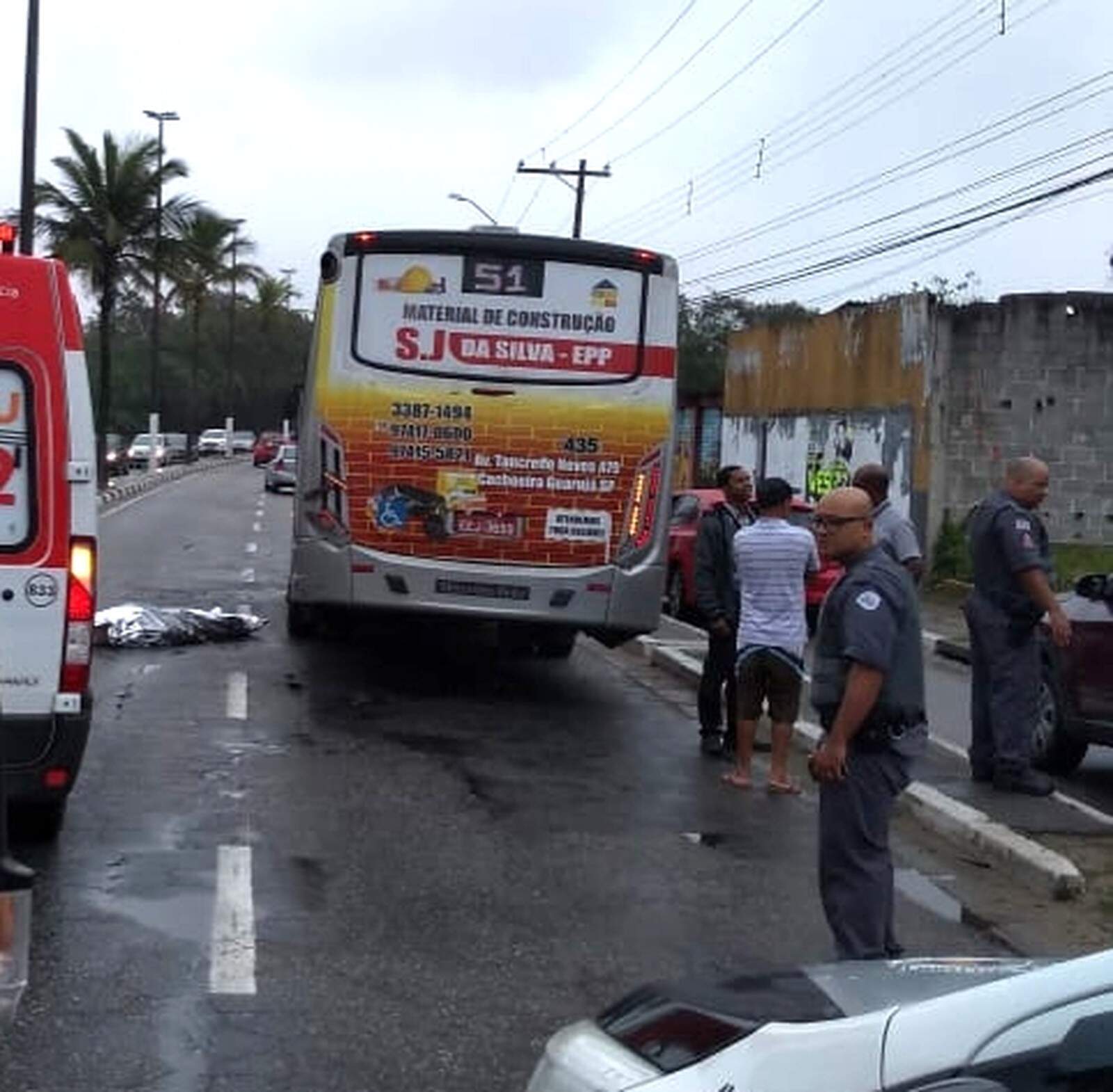 Acidente aconteceu na Avenida Vereador Lydio Martins Corrêa no início da tarde deste domingo 
