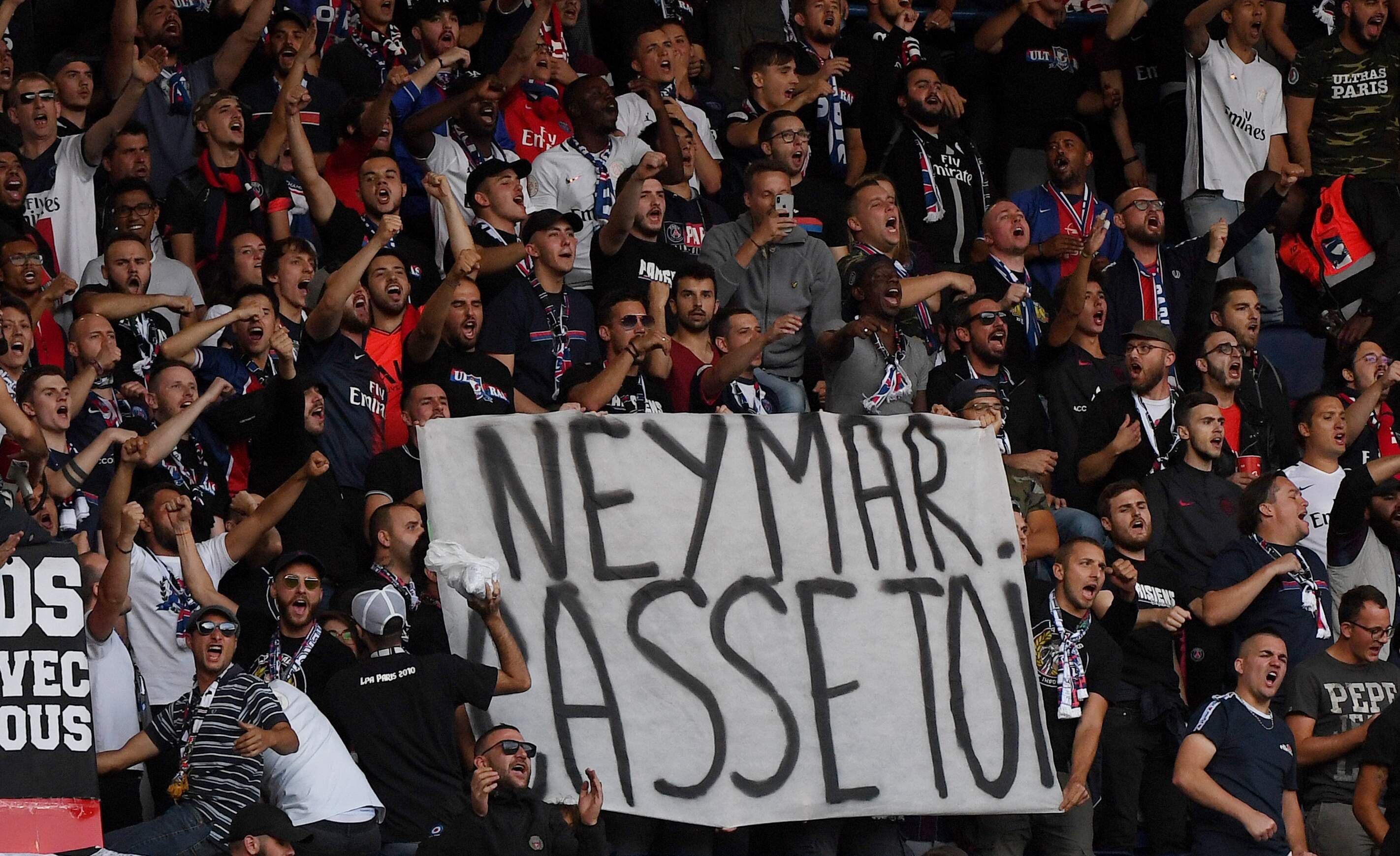 'Vaza, Neymar': torcedores do PSG xingaram Neymar na estreia do time no Francês