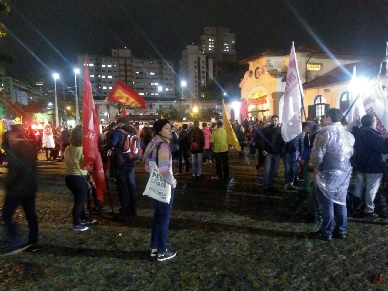 Estudantes e líderes sindicais se concentraram na Estação da Cidadania