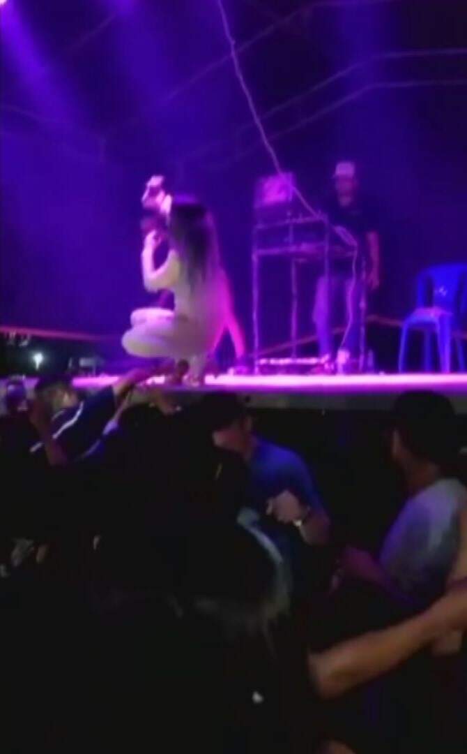 Cantora tirava selfies com fãs quando sofreu abuso de um homem que estava na plateia 