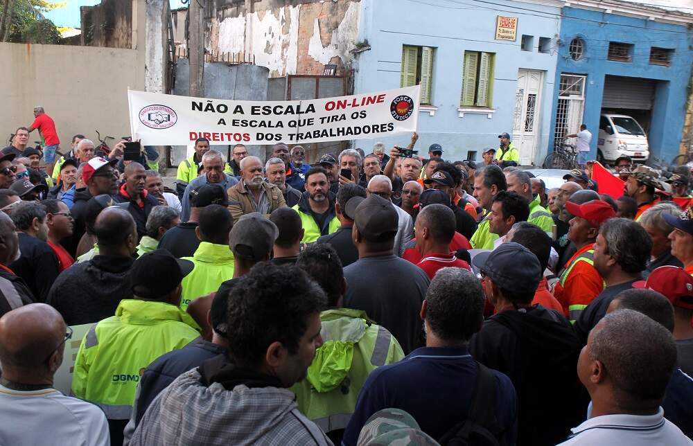Estivadores se manifestaram contra sistema digital pelas ruas do Paquetá, na sexta-feira (16)