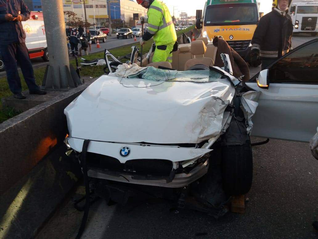 Teto da BMW precisou ser arrancado para retirada das três vítimas
