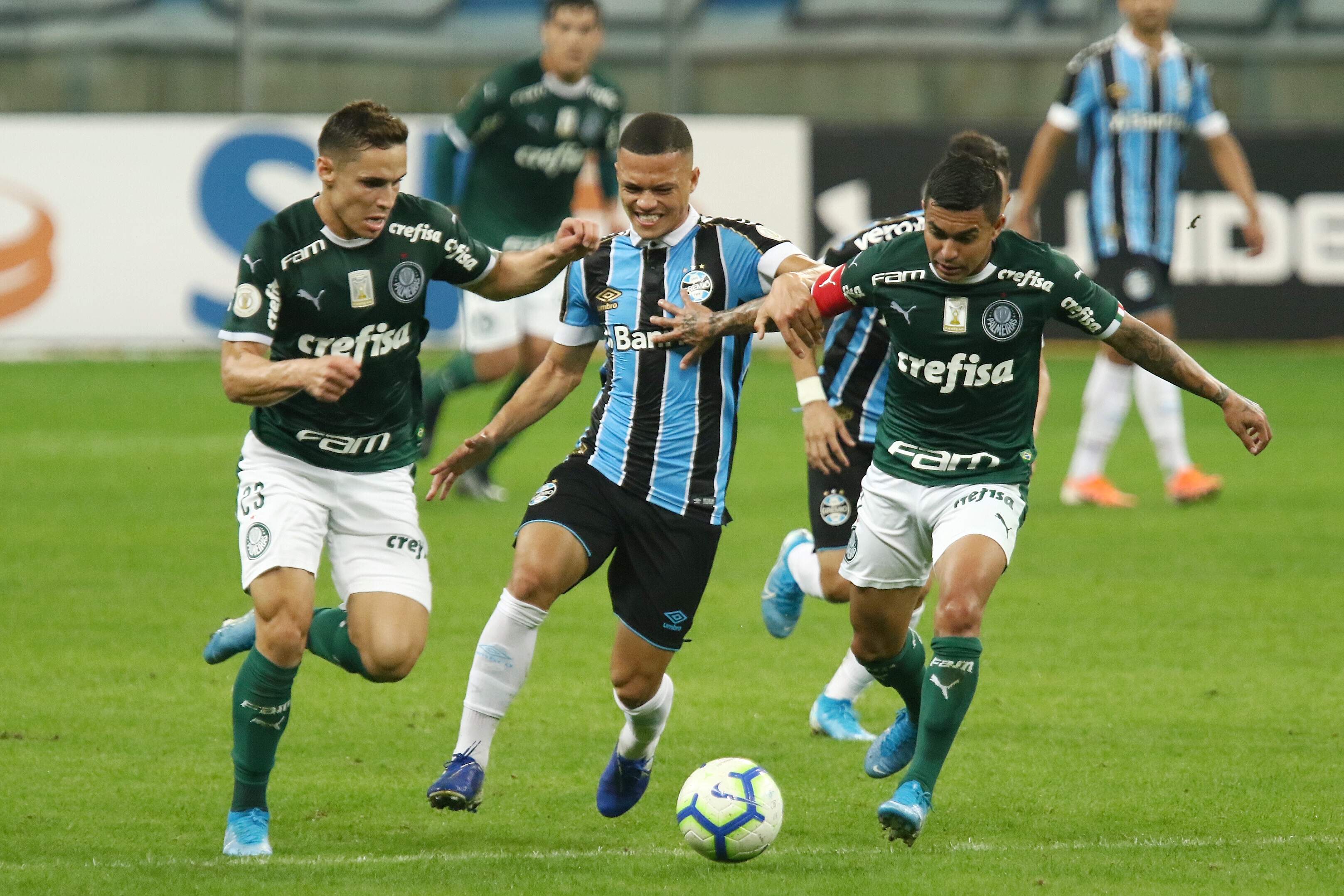 Palmeiras teve chance de matar a partida, mas acabou sofrendo gol no fim