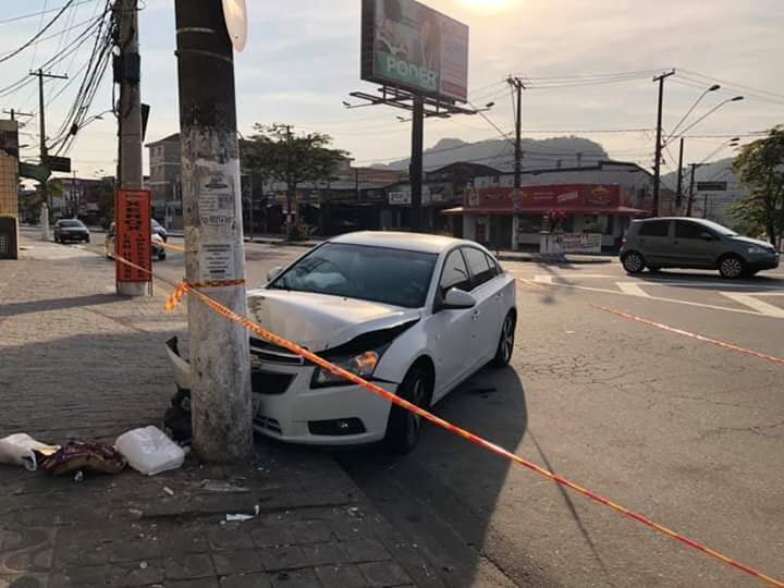 Durante a fuga, bandidos colidiram carro contra poste em São Vicente 