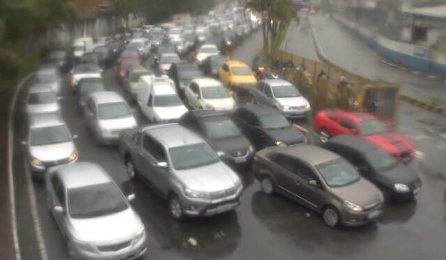 Do lado de Guarujá, motoristas chegaram a esperar 60 minutos para fazer a travessia 