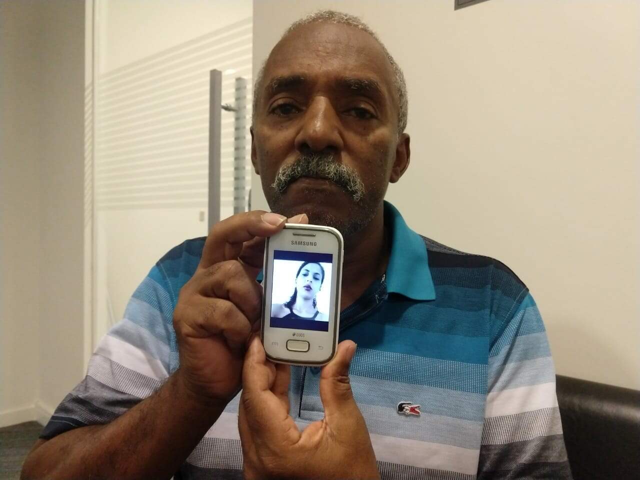O aposentado Antônio Carlos de Oliveira, 62 anos, com a foto de Andressa, sua companheira: 