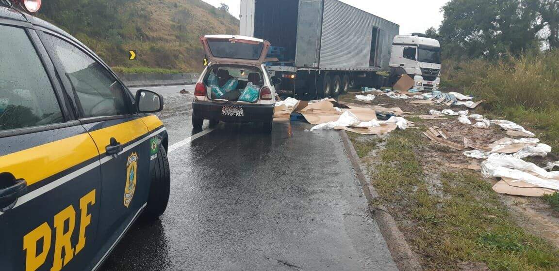 Caminhão se acidentou no Km 564 da Rodovia Régis Bittencourt e teve sua carga roubada
