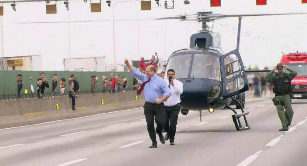 O governador foi severamente atacado por sair de um helicóptero comemorando a operação bem sucedida