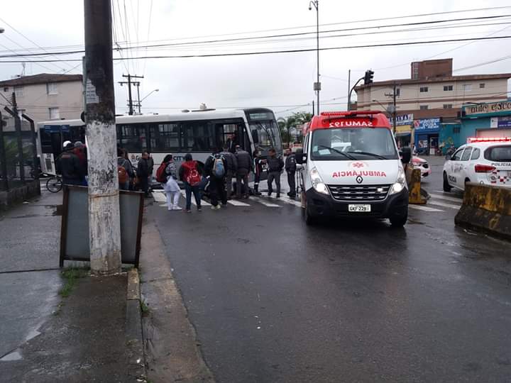 Motociclista ficou preso embaixo de ônibus após acidente em Guarujá