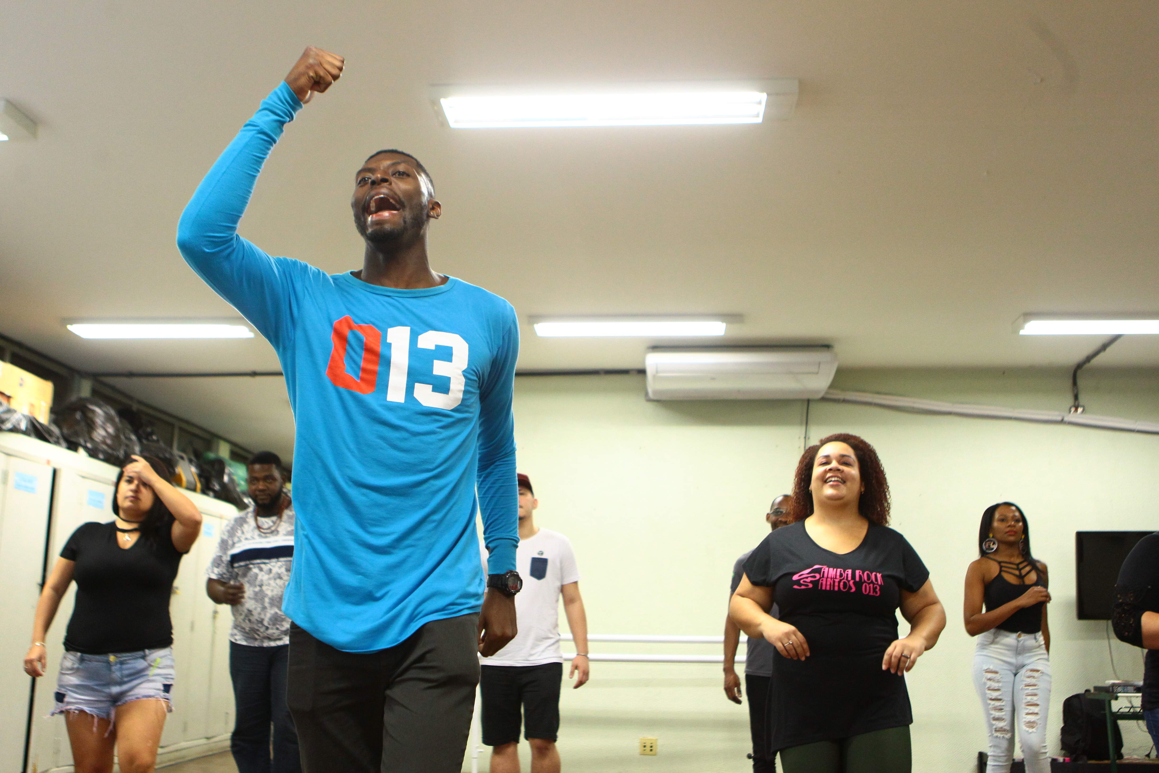 Alexandre Gonçalves, o Alê Negrão, dá aulas de samba rock após os treinos de basquete