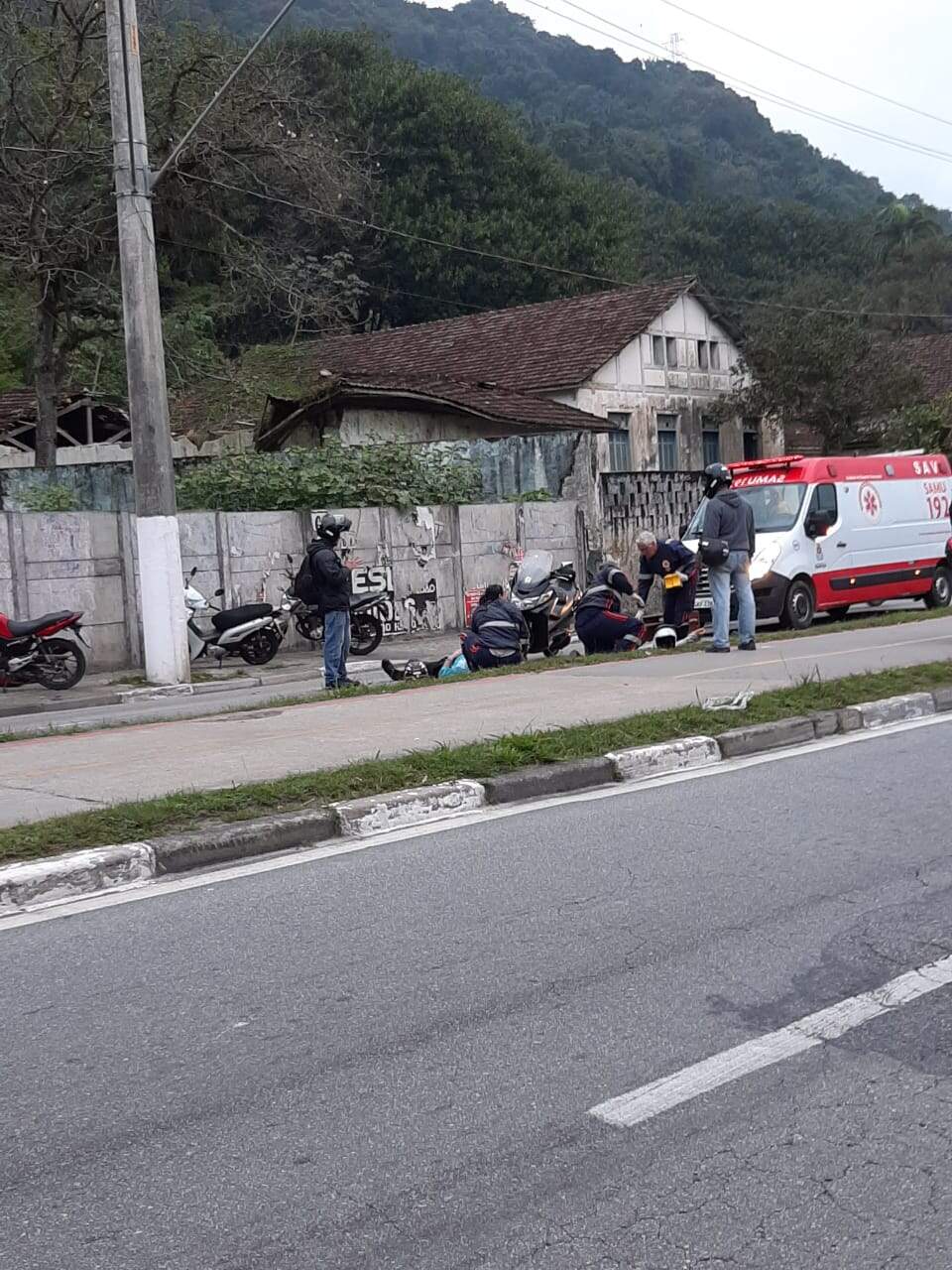 Dois homens ficaram levemente feridos no acidente que ocorreu nesta manhã em Guarujá 
