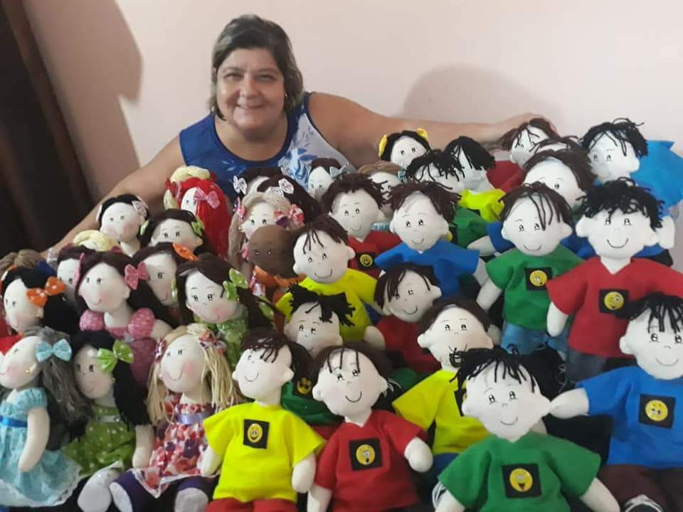 Silvana realizou seu sonho em 2016 ao doar bonecos e bonecas pela primeira vez às crianças