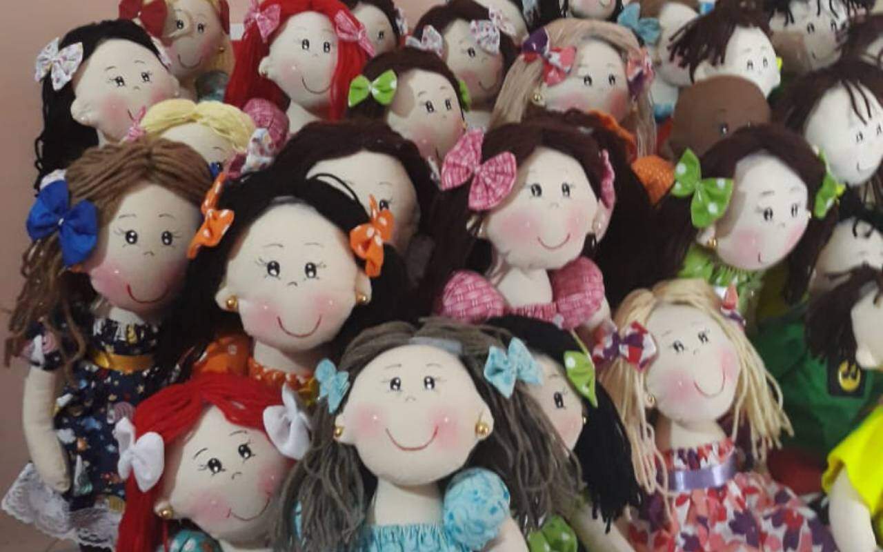 Cerca de 60 bonecos e bonecas são doados às crianças em tratamento oncológico todo ano desde 2016 