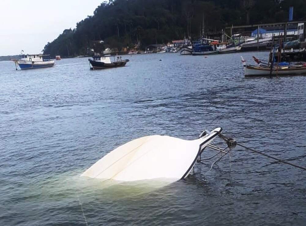 Barco 'Mar Azul' foi atingido por uma onda, virou e afundou 