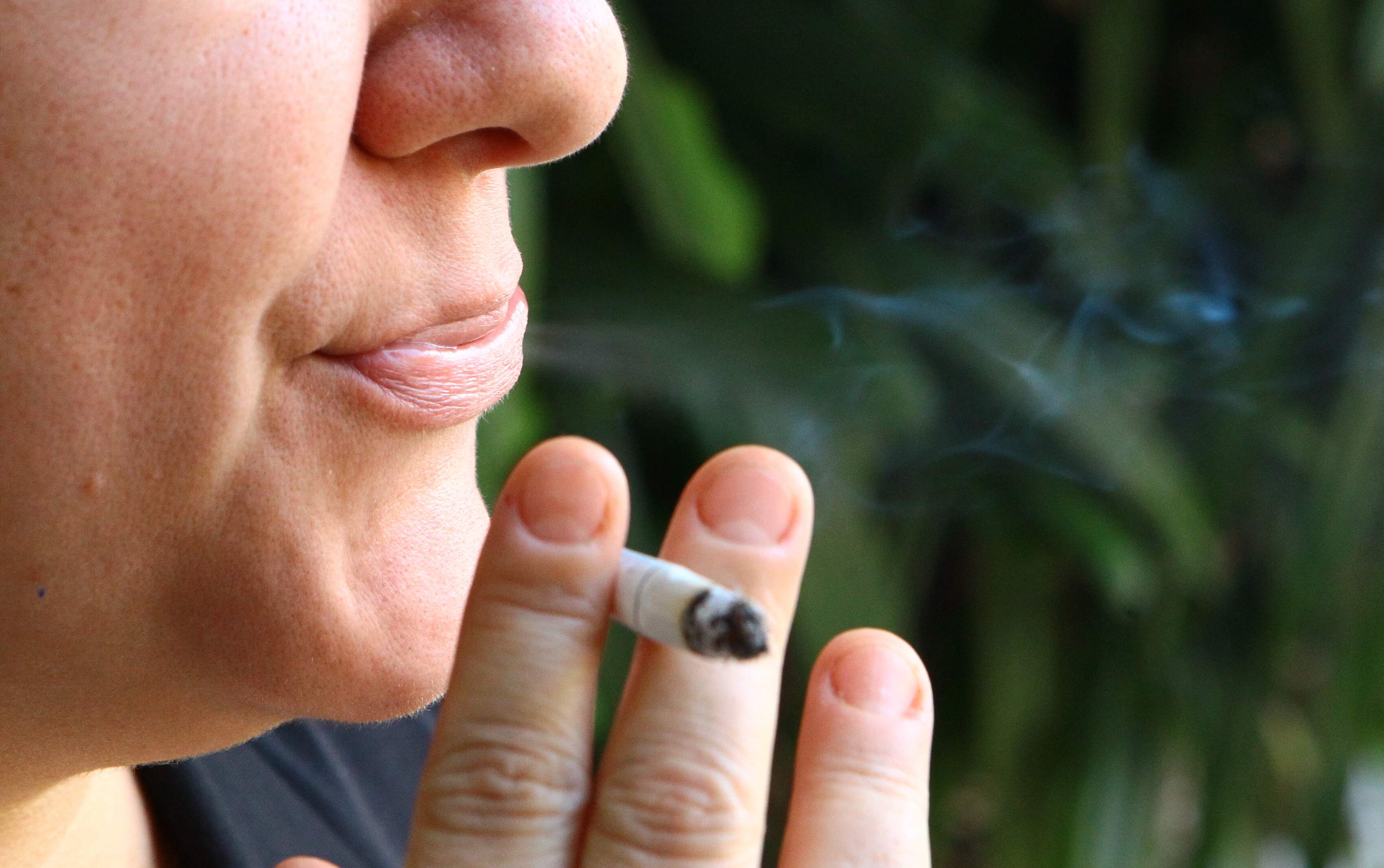Um levantamento do Vigitel mostra que 9,3% dos brasileiros fumam 