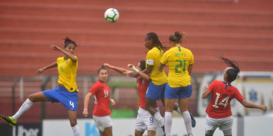 Atrapalhadas pela chuva, seleções do Brasil e Chile ficaram no empate, no tempo normal