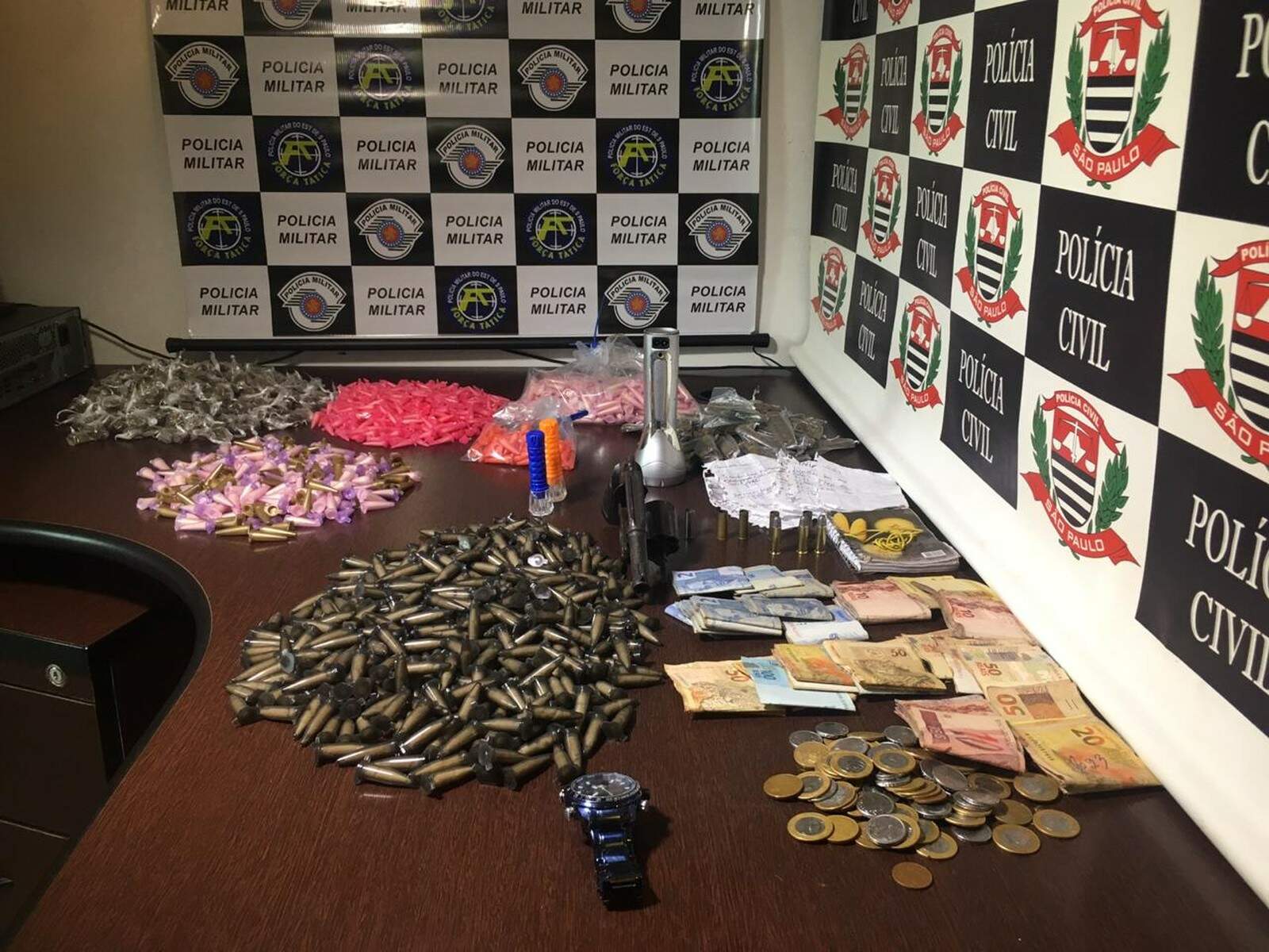 Drogas e objetos que comprovavam a venda de entorpecentes foram apreendidos pela Polícia Civil e Militar 