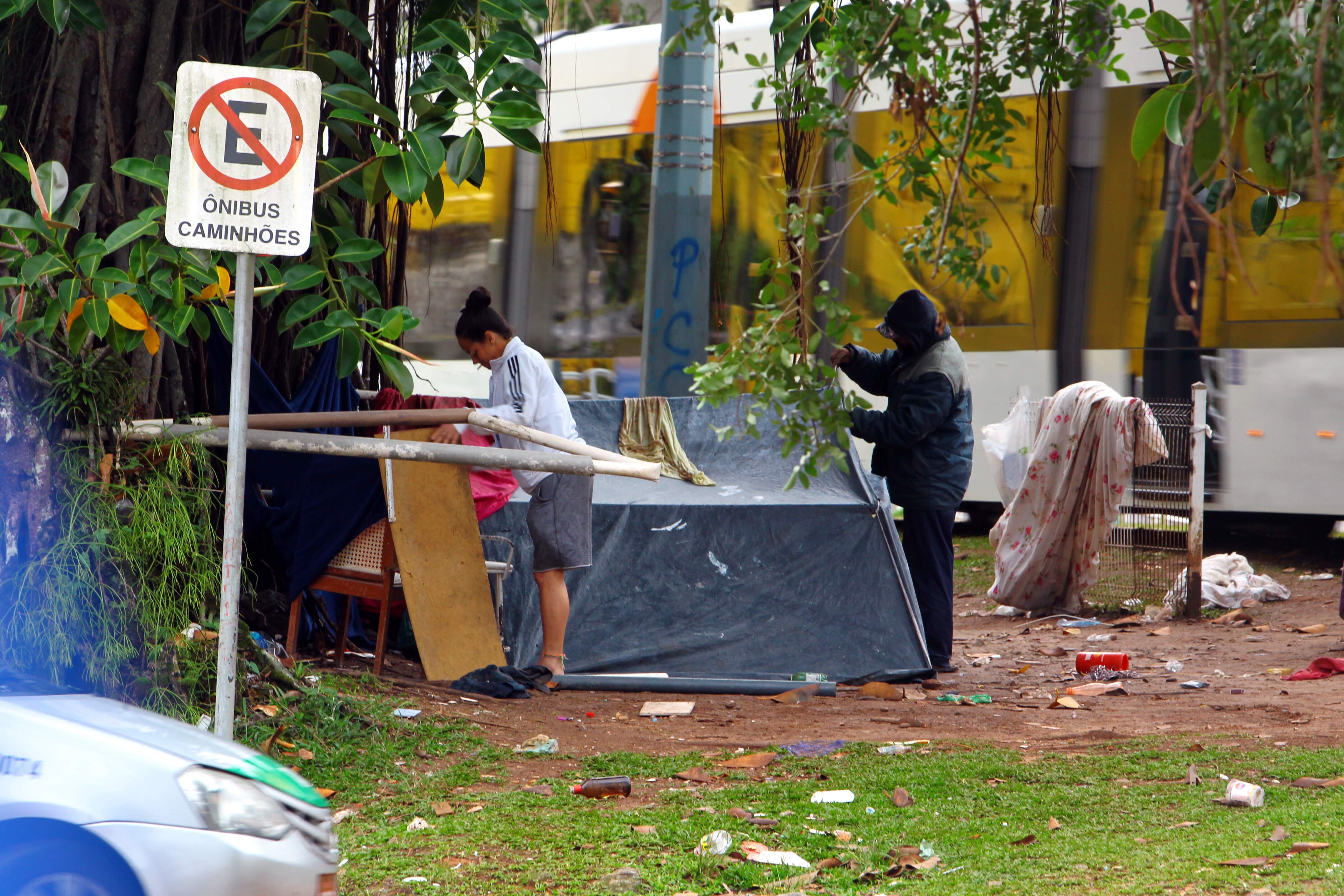 Moradores em situação de rua usam grades do VLT e lonas para montar abrigos