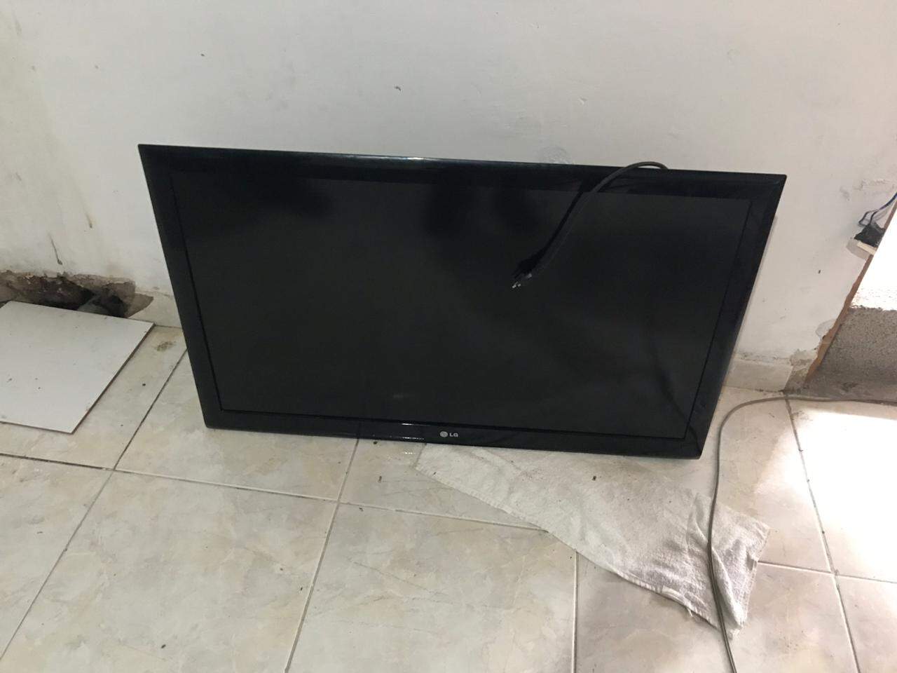 Televisor de 42 polegadas foi encontrado por policiais militares na casa de um dos suspeitos