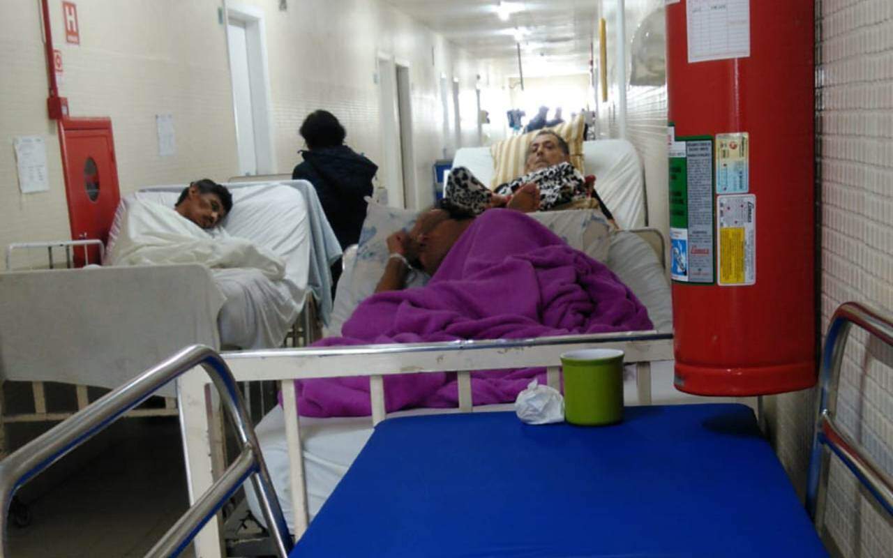 Pacientes foram retirados do quarto para os corredores do hospital