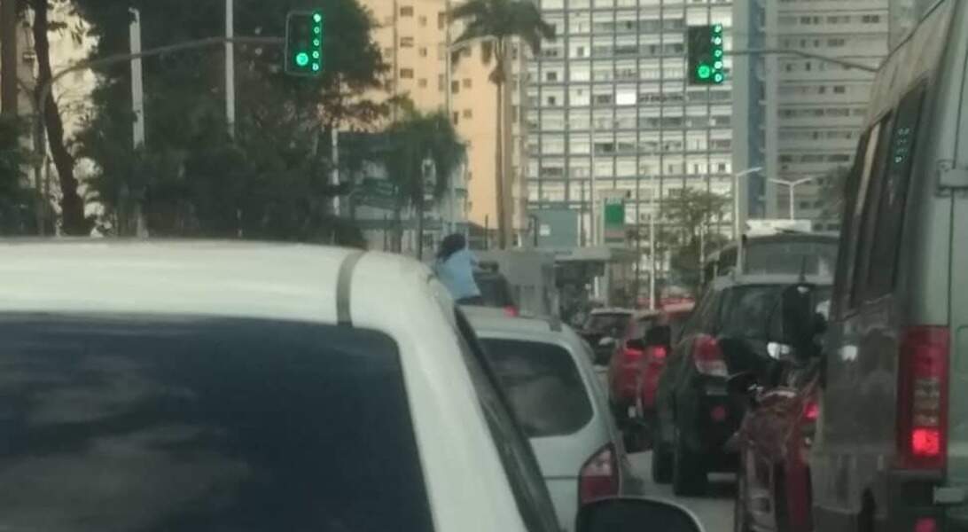 Mesmo com trânsito parado, homem permaneceu se segurando em veículo 